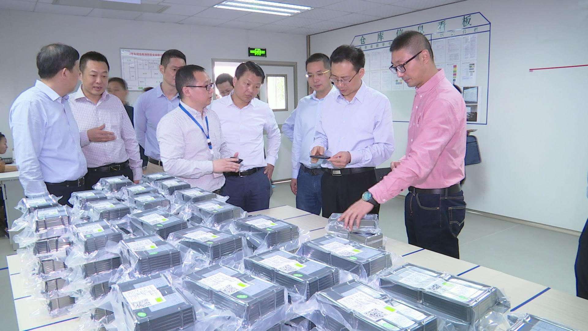 关于光电效应，以下说法正确的是（A．光电子的.A．光电子的最大初动能随入射光频率增大而增大